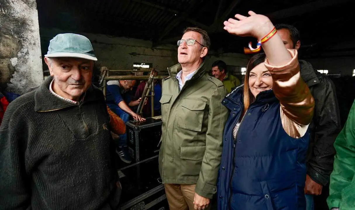 El propietario de la ganader&iacute;a El Cerrillo, Juan Madrazo, con los representantes del PP. / ALERTA