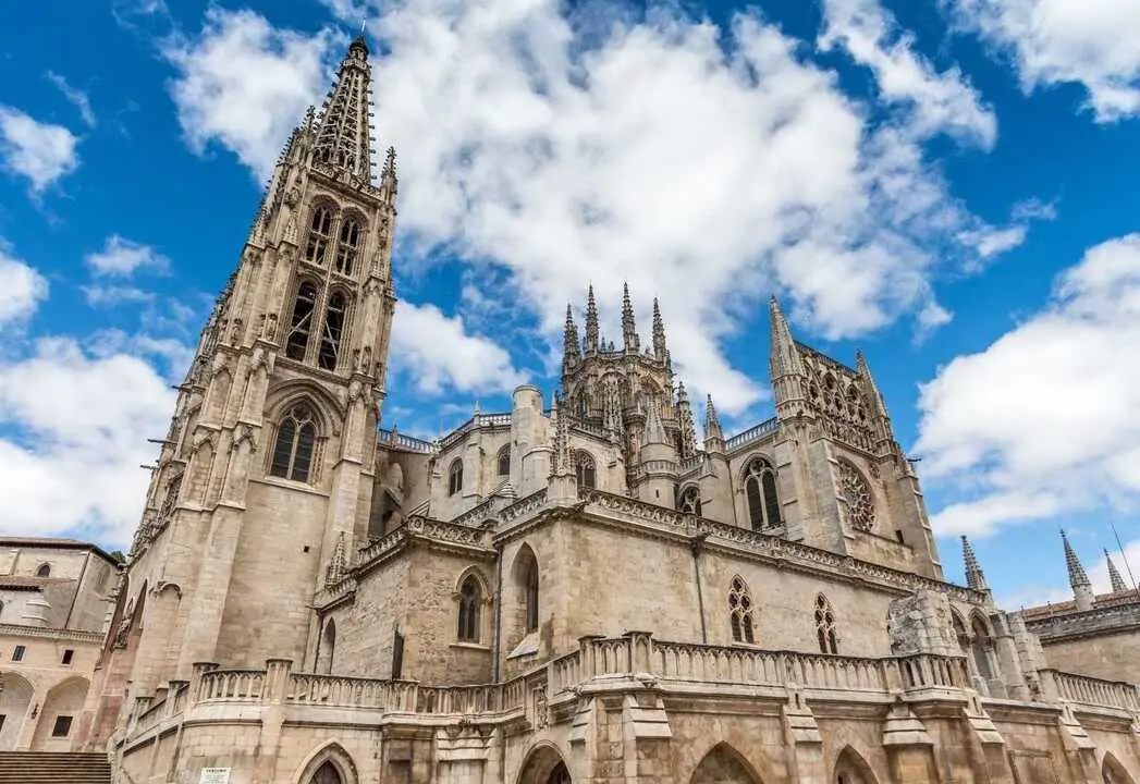 Vidrieras que ba&ntilde;an de color el silencio, agujas que tocan el cielo y una historia de siglos: la Catedral de Burgos es uno de esos lugares que hay que ver al menos una vez en la vida. / EP