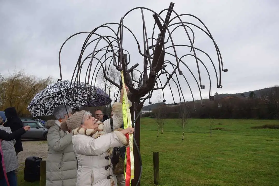 En Cantabria, un &aacute;rbol crece lleno de recuerdos, nombres y lazos. No da sombra ni frutos, pero s&iacute; consuelo. / a.e