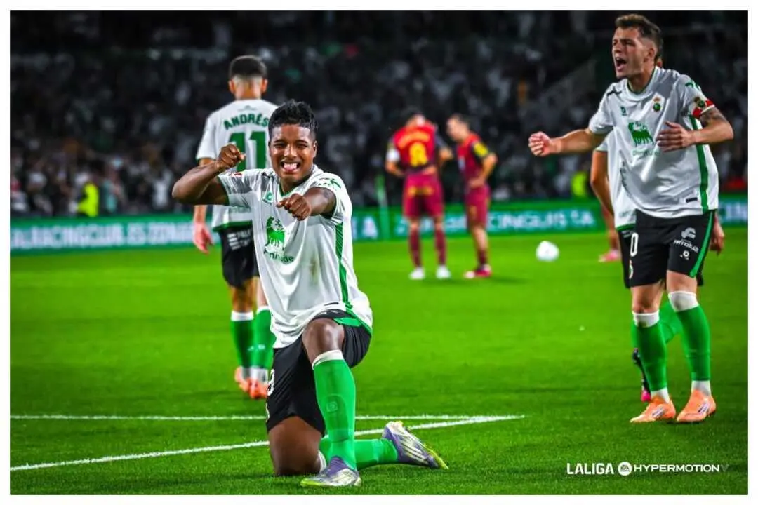 Jeremy celebra un gol con la camiseta del Racing ante el delirio de El Sardinero. Su rendimiento y proyecci&oacute;n internacional han sido clave en su traspaso al Stuttgart, operaci&oacute;n que refuerza la salud financiera del club c&aacute;ntabro.