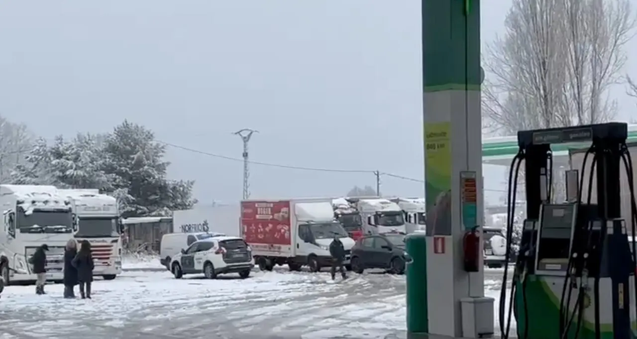 Los camiones de reparto, inmovilizados por la DGT ante la previsi&oacute;n de nevadas. / ZAMORA NEWS