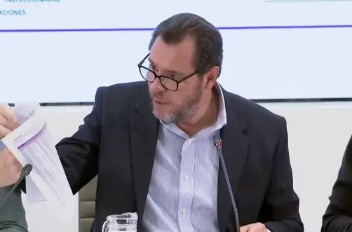 &Oacute;scar Puente durante la rueda de prensa tras el informe que apunta al mantenimiento. / A.E.