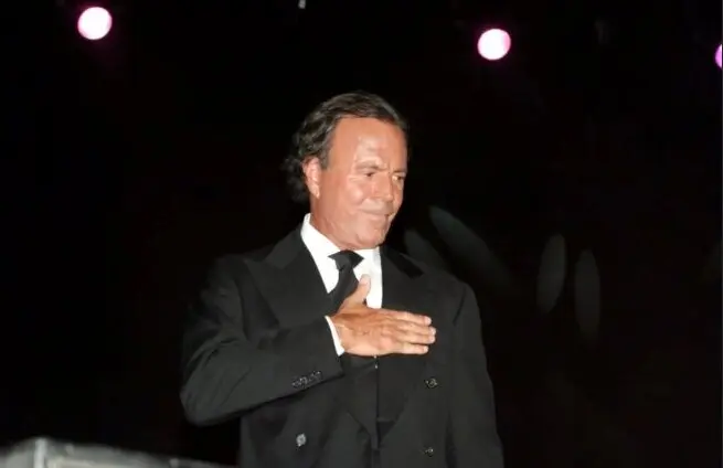 Julio Iglesias, en una imagen de archivo, con la mano en el pecho, uno de sus gestos m&aacute;s caracter&iacute;sticos.