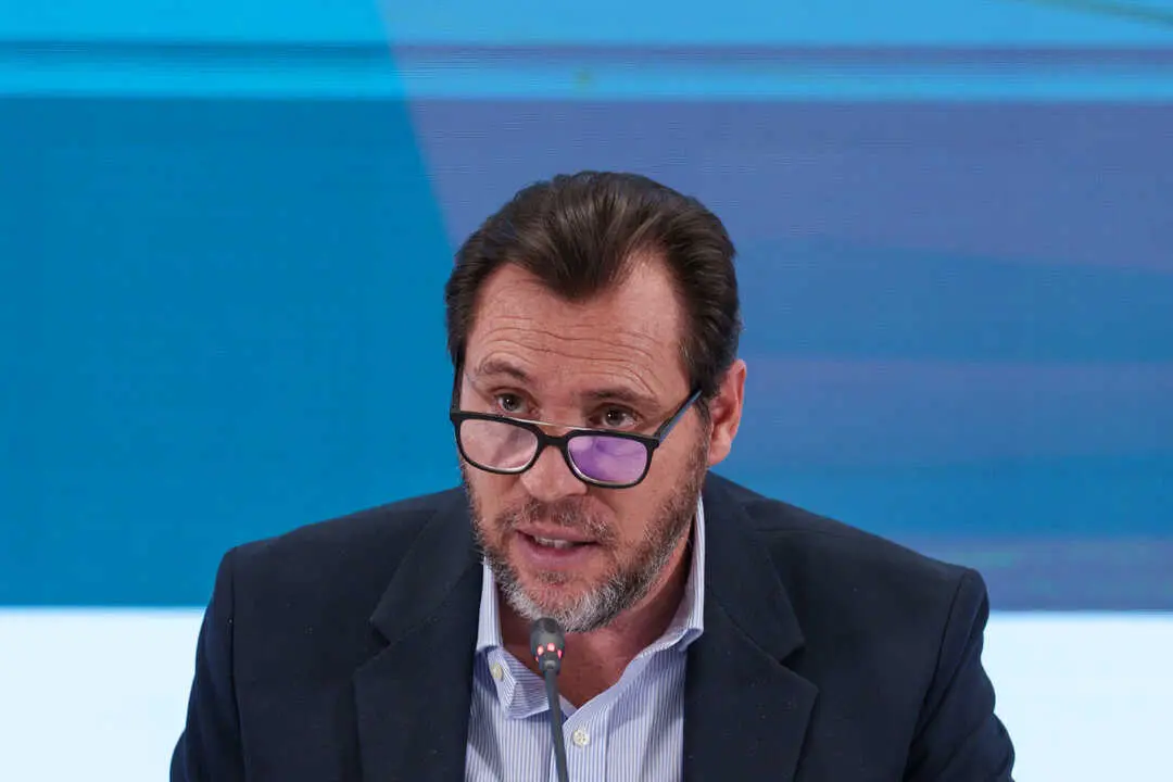 El ministro de Transportes y Movilidad Sostenible, &Oacute;scar Puente, atiende a los medios en una rueda de prensa. / EP