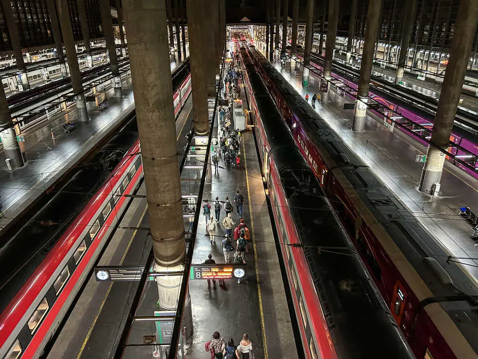 Varias personas en el and&eacute;n esperan para montar en el tren. / EP