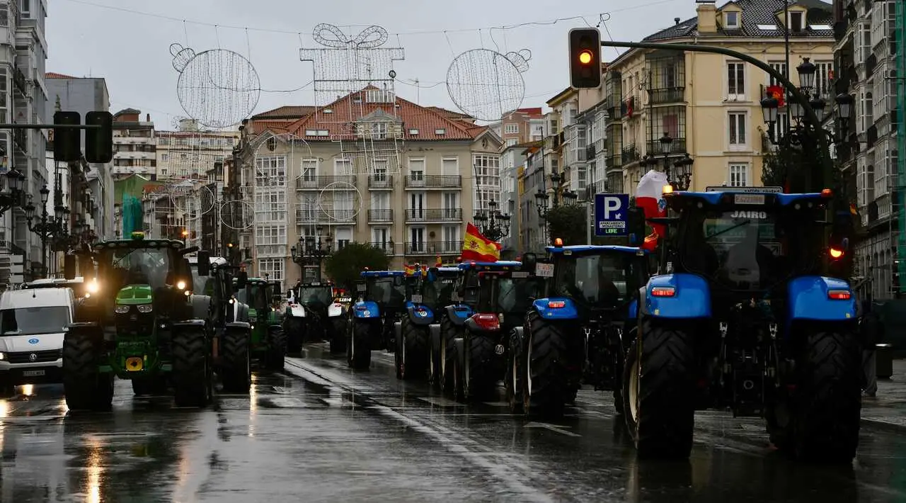 Tractoristas y ganaderos participan en una manifestaci&oacute;n. / EP