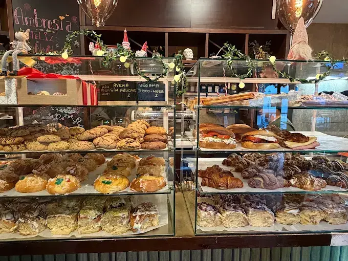 Si est&aacute;s en Cantabria y te apetece una escapada dulce frente al mar, Gij&oacute;n te espera con un lugar que lo tiene todo: caf&eacute; con mimo, tartas caseras, opciones saludables y vistas al Cant&aacute;brico. / A.E