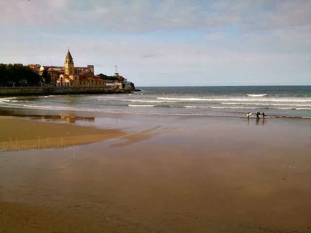 Vivir en Cantabria tiene muchas ventajas, y una de ellas es tener Gij&oacute;n tan cerca. / A.E