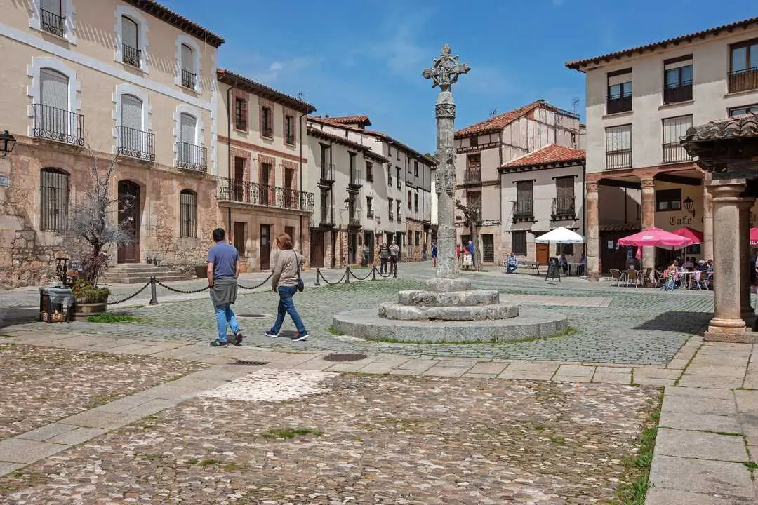 Este pueblo burgal&eacute;s acaba de volverse viral por su parecido con el escenario de 'La bella y la bestia'. / a.e