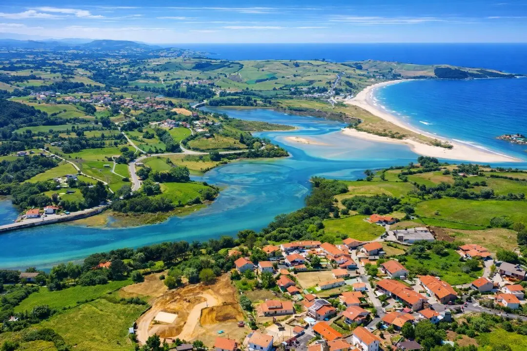 El pueblo de Cantabria que parece sacado de una pel&iacute;cula francesa, pero con mar Cant&aacute;brico. / I.A.
