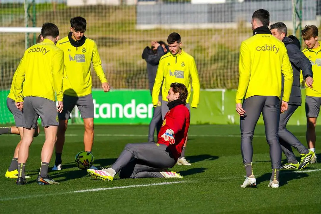 Los jugadores del Racing durante una sesi&oacute;n de entrenamiento. / RRC