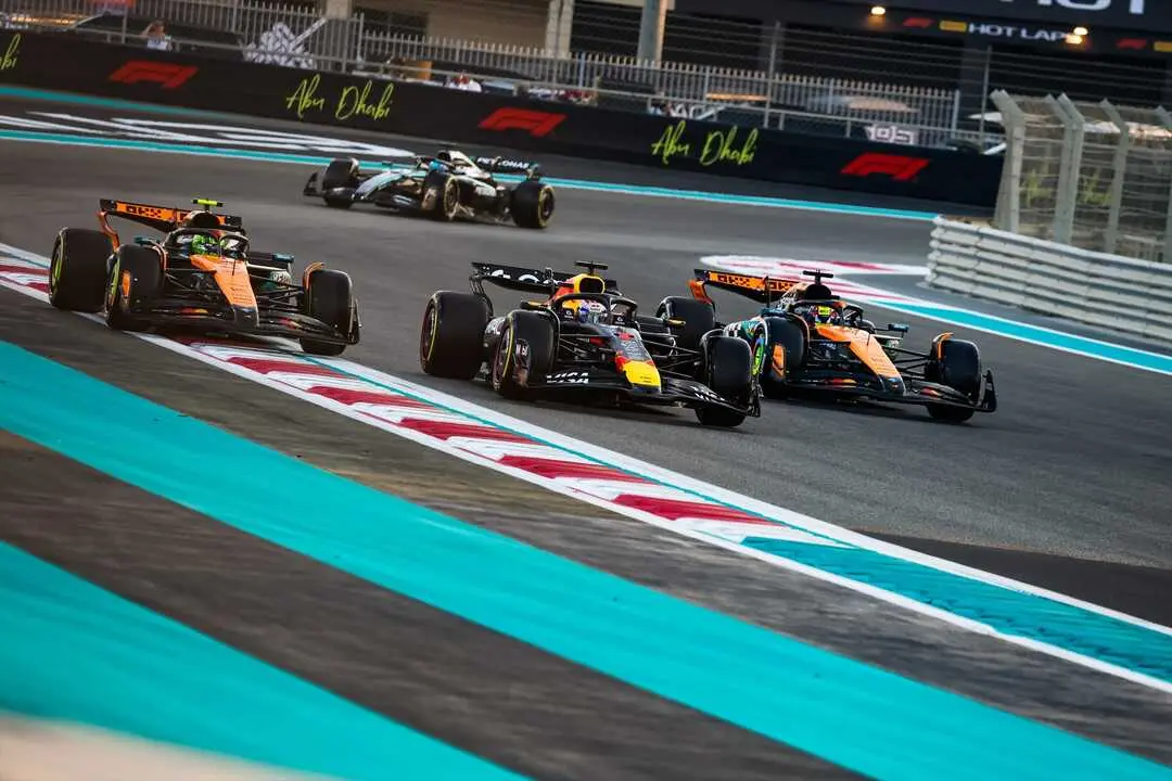 Piastri, piloto de McLaren, en acci&oacute;n durante el Gran Premio de Abu Dabi. / EP