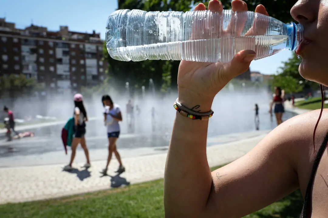 La ciencia actual descarta una cantidad fija de agua diaria y prioriza la hidrataci&oacute;n guiada por la sed. / EP