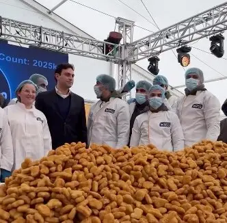 El L&iacute;bano establece el r&eacute;cord Guinness del mayor cubo de nuggets con 2.026 kilos y 85.000 unidades. / Instagram