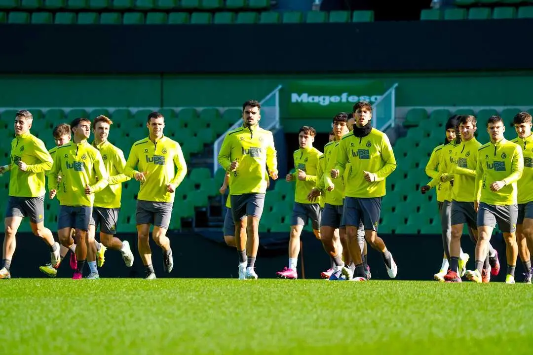 Los jugadores del Racing durante un entrenamiento previo al partido. / RRC