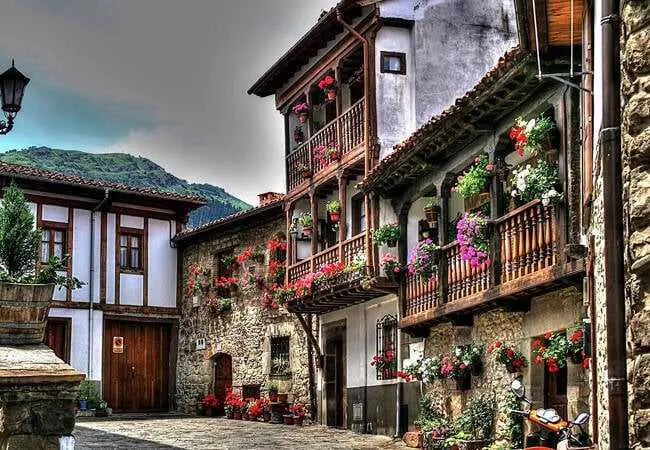 Esta comarca c&aacute;ntabra parece sacada de una leyenda medieval: monasterios sagrados, aldeas fortificadas y monta&ntilde;as que lo vigilan todo. / Ayuntamiento de Potes