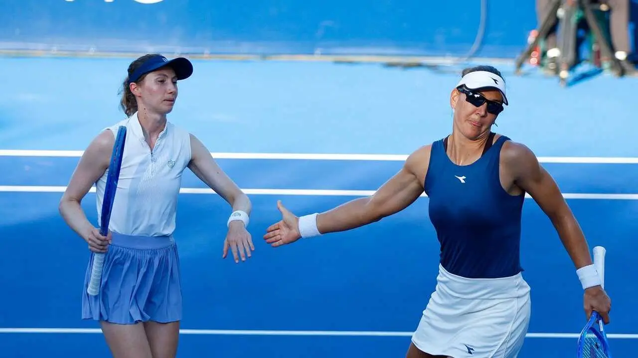 Cristina Bucsa 🇪🇸 y Nicole Melichar-Martinez dicen adi&oacute;s al #AusOpen tras caer ante Dabrowski y Stefani (6-4 6-3).