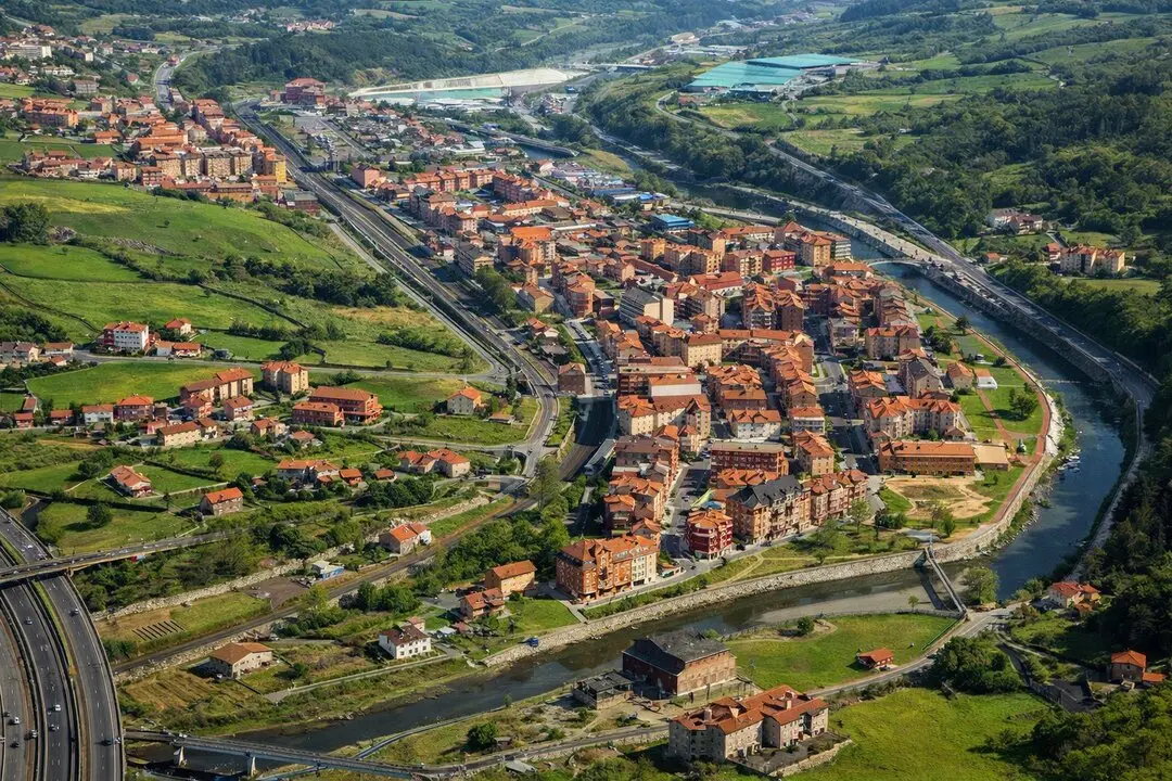 A muy pocos kil&oacute;metros de Cantabria, este rinc&oacute;n de Bizkaia guarda un cine antiguo, calles llenas de pasado y un silencio que cuesta soltar. / I.A.