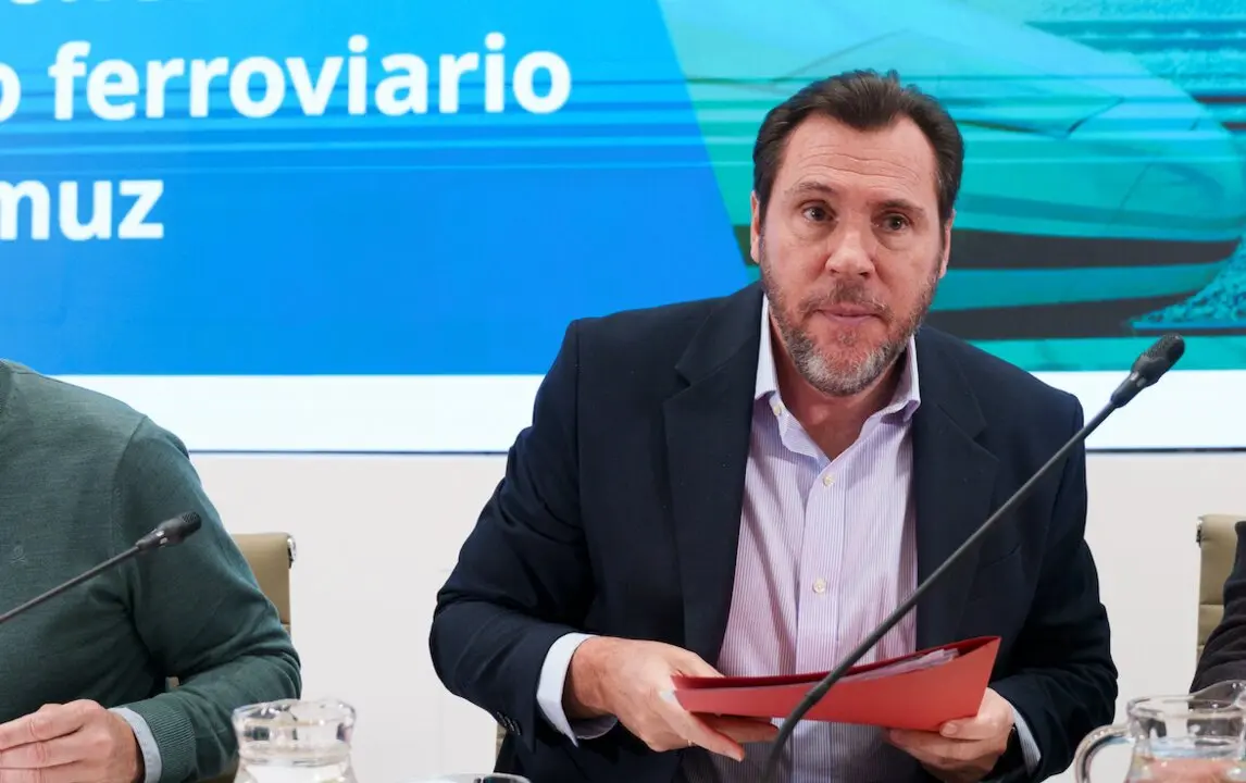 El ministro de Transportes y Movilidad Sostenible, &Oacute;scar Puente, atiende a los medios en una rueda de prensa, en la sede del Ministerio de Transportes. Matias Chiofalo / Europa Press