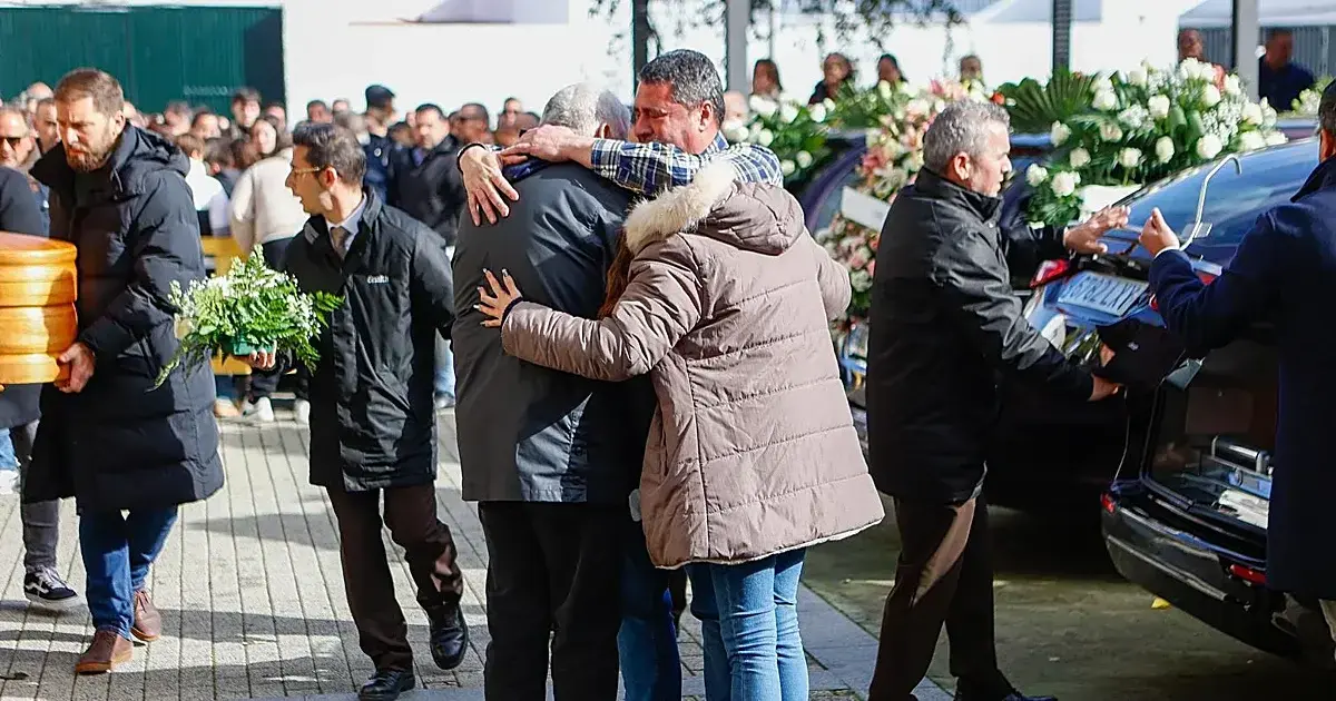 Una semana despu&eacute;s del tr&aacute;gico accidente ferroviario en Adamuz (C&oacute;rdoba), que dej&oacute; 45 muertos y m&aacute;s de un centenar de heridos, el dolor de las familias comienza a transformarse en indignaci&oacute;n. Las primeras denuncias ya han llegado al Juzgado de Instrucci&oacute;n n&ordm; 2 de Montoro, y decenas de afectados se est&aacute;n organizando en plataformas ciudadanas para exigir justicia. "A mi hijo lo asesinaron. Lo mataron. No hay otras palabras", declara Charo Morillo, madre de Mario Jara, uno de los opositores fallecidos, en una entrevista concedida a El Mundo.

Jara, natural de Huelva, se dirig&iacute;a a Madrid para presentarse al examen de Instituciones Penitenciarias cuando el tren en el que viajaba colision&oacute; frontalmente con otro convoy. Su madre le esperaba con una tarta y las velas encendidas. "&Eacute;l era mi luz. La vida se me va con &eacute;l", afirma entre l&aacute;grimas.

Como ella, una decena de familias ya ha comenzado a personarse en el proceso judicial abierto. Adem&aacute;s, unos 60 afectados se est&aacute;n coordinando por redes sociales y grupos de WhatsApp para canalizar ayudas, obtener informaci&oacute;n legal y compartir el dolor. Cuentan con el asesoramiento de supervivientes del accidente de Santiago de Compostela de 2013.

Los testimonios coinciden en denunciar la desinformaci&oacute;n en las primeras horas tras el siniestro. "El Estado nos trat&oacute; con una verg&uuml;enza inaceptable. No sab&iacute;amos nada. Nadie nos inform&oacute;. Fueron los operarios de la funeraria los &uacute;nicos que se portaron con humanidad", lamenta Charo Morillo.

Entre los fallecidos tambi&eacute;n est&aacute;n Ricardo Chamorro y Andr&eacute;s Gallardo, profesores que acompa&ntilde;aban de manera altruista a sus alumnos opositores. Ambos viajaban en el mismo vag&oacute;n que Mario Jara.

De los 191 pasajeros del Alvia, 36 perdieron la vida. En el Iryo, con 289 pasajeros, murieron 9 personas. Las primeras pesquisas apuntan a un fallo en la soldadura de la v&iacute;a, en un tramo donde se hab&iacute;a unido rieles de 1989 con otros de 2023, lo que pone en entredicho las afirmaciones del Ministerio de Transportes sobre una "renovaci&oacute;n completa" de la l&iacute;nea.

La plataforma de afectados prev&eacute; presentar demandas contra Iryo, Renfe y Adif. Mientras tanto, priorizan la atenci&oacute;n psicol&oacute;gica, la recuperaci&oacute;n de pertenencias y el acompa&ntilde;amiento en procesos laborales. El funeral de Estado convocado para el 31 de enero ha sido pospuesto. "No tenemos fuerzas para acudir a actos institucionales. Seguimos en shock", explican desde la asociaci&oacute;n.

El obispo de C&oacute;rdoba, Jes&uacute;s Fern&aacute;ndez, ofici&oacute; este domingo una misa funeral multitudinaria en Adamuz, en la que participaron cientos de vecinos. La localidad, convertida en epicentro del dolor nacional, exige respuestas claras, responsabilidades y justicia para las v&iacute;ctimas de la peor tragedia ferroviaria en a&ntilde;os en Espa&ntilde;a.