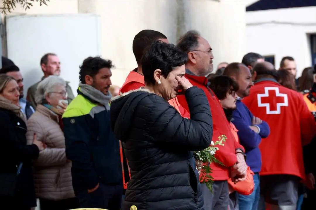 Familiares y vecinos de la familia Zamorano fallecidos en el accidente de Adamuz, muestran su dolor tras la misa funeral celebrada en su memoria, en la capilla ardiente instalada en el Pabell&oacute;n de Deportes de Aljaraque (Huelva), localidad donde resid&iacute;an. A 22 de enero de 2026, en Huelva (Andaluc&iacute;a, Espa&ntilde;a). Con al menos 27 v&iacute;ctimas mortales Huelva es la provincia mas afectada en n&uacute;mero de fallecidos, que el accidente ferroviario ocurrido en la tarde del pasado domingo, 18 de enero, en la localidad cordobesa de Adamuz ha causado.
Fecha: 22/01/2026. leer menos

Firma: Roc&iacute;o Ruz / Europa Press