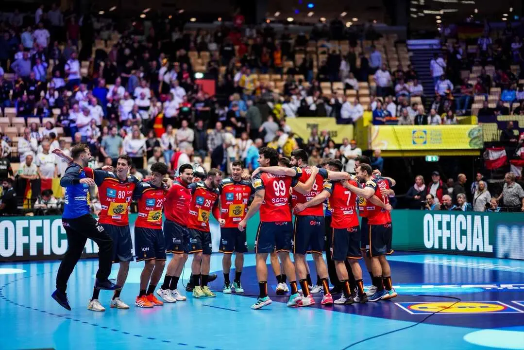La selecci&oacute;n espa&ntilde;ola masculina de balonmano en el Europeo. / EVA MANHART & JURE ERZEN / KOLEKTIFF