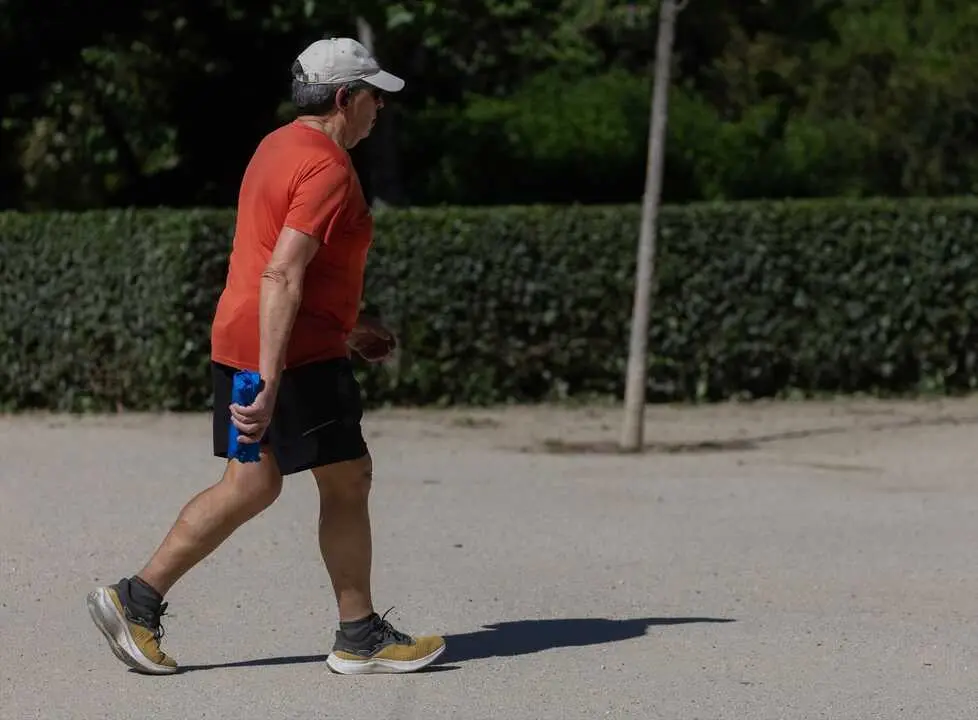 Una persona corriendo en el Parque de El Retiro. / EP / Archivo