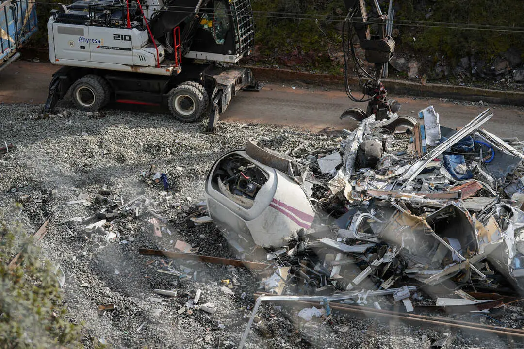 Recogida de restos del tren Alvia ya seccionados en la zona del accidente ferroviario de Adamuz. / EP