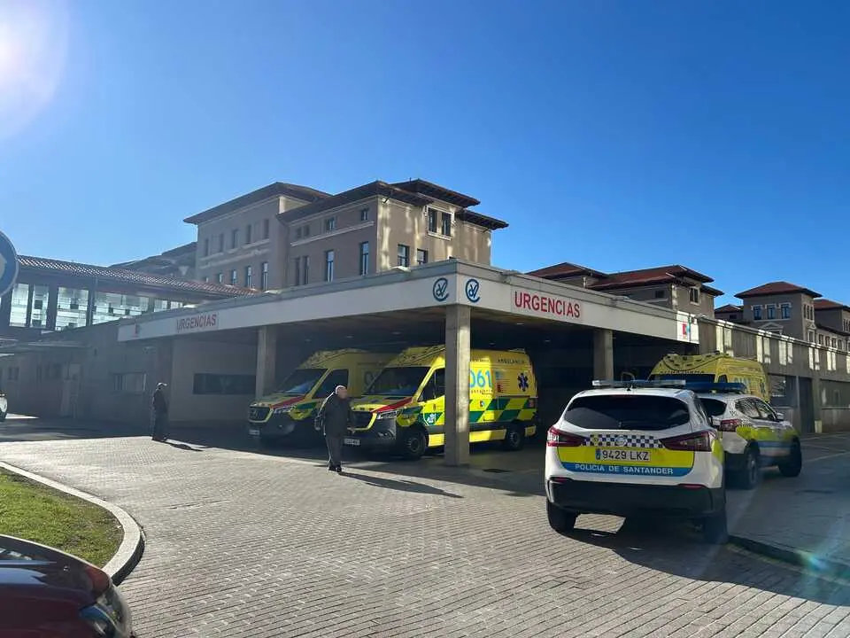 Ambulancias en Urgencias del Hospital Valdecilla. / EP
