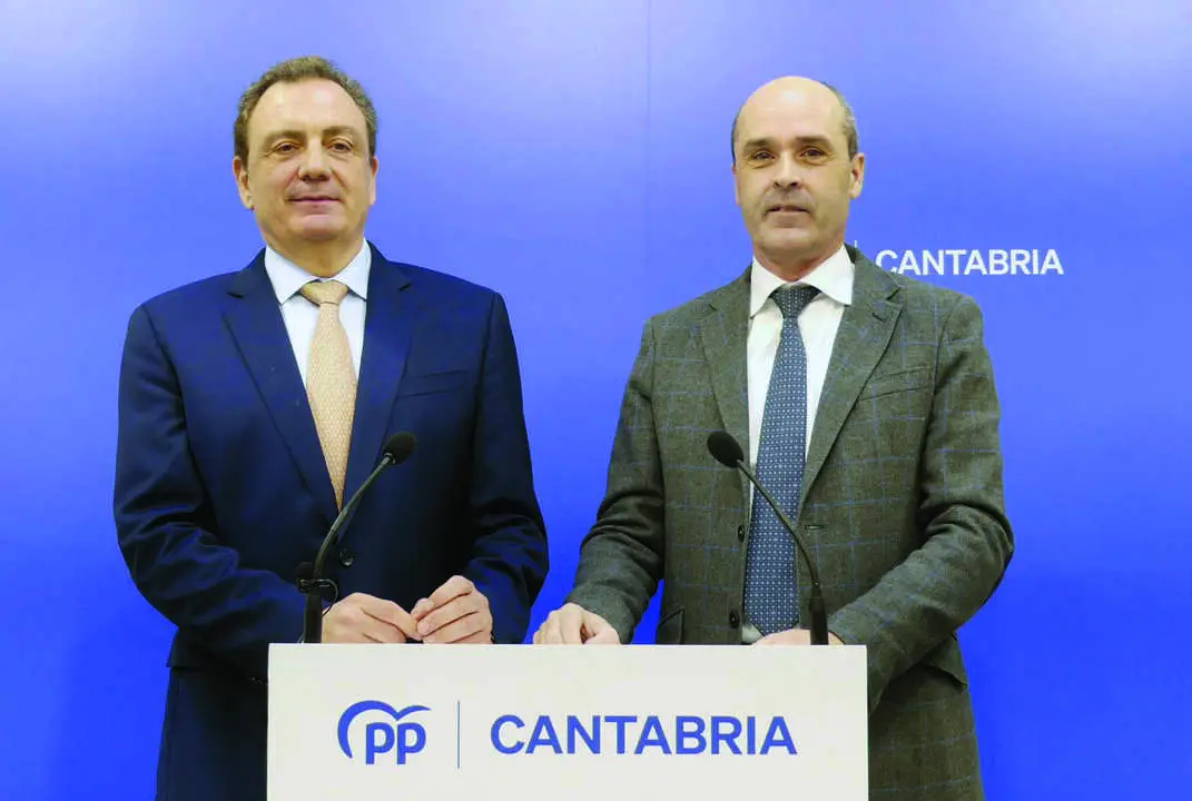 F&eacute;lix de las Cuevas y Juan Jos&eacute; Alonso, durante la rueda de prensa en la que el Partido Popular present&oacute; su Plan Integral de Vivenda. / alerta