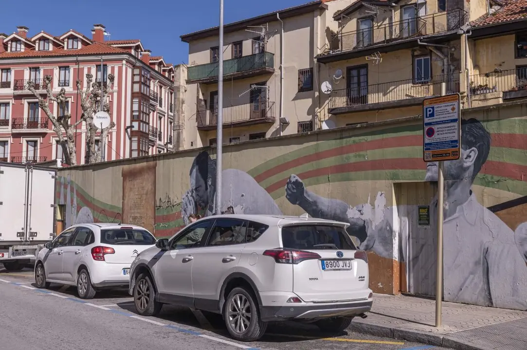Varios coches aparcados en una calle de Torrelavega. / A.E