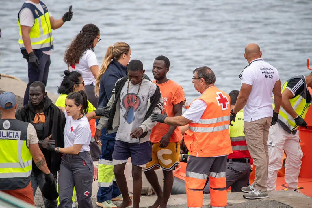 Varias personas salen de un cayuco, en el muelle de La Restinga. / EP