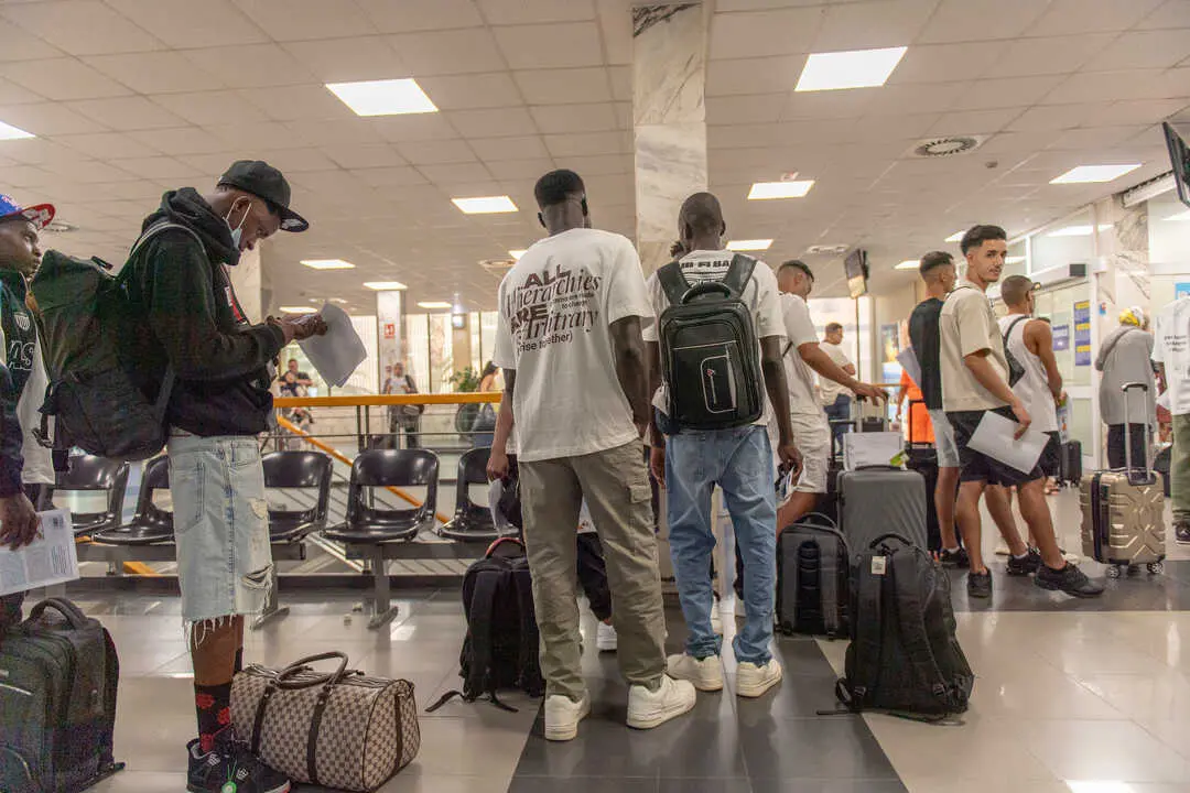 Decenas de migrantes embarcan para salir hacia la pen&iacute;nsula. / EP