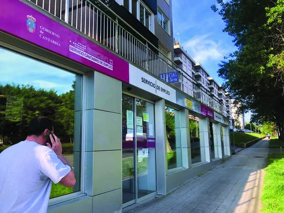 Un hombre pasea junto a una Oficina del Servicio C&aacute;ntabro de Empleo (EMCAN). / alerta