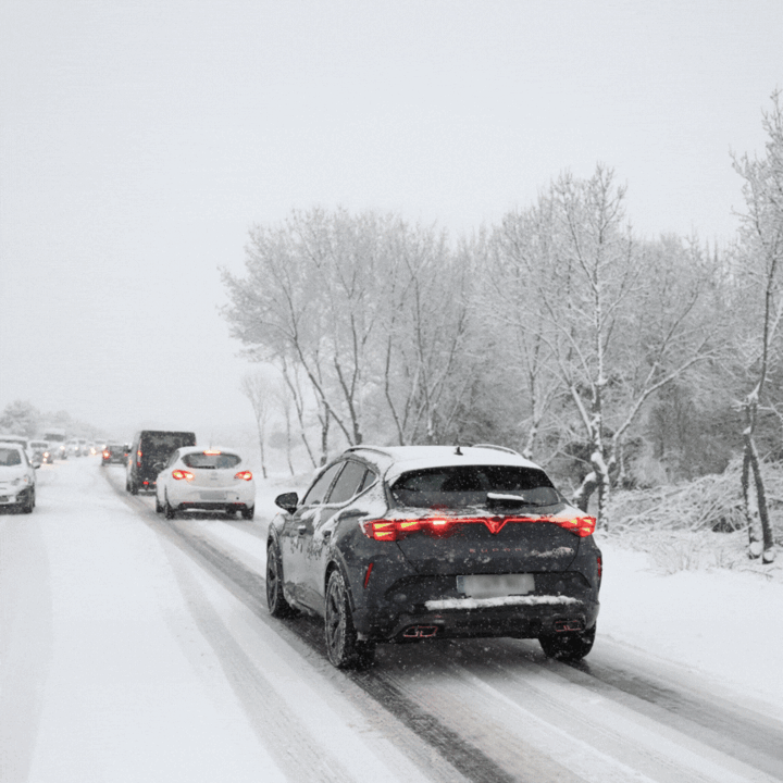 Varios veh&iacute;culos circulan con la nieve por la M-607. / EP
