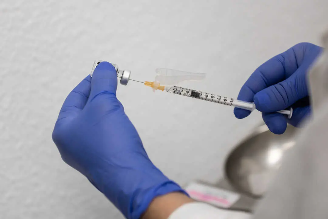 Una sanitaria prepara un via. / EP