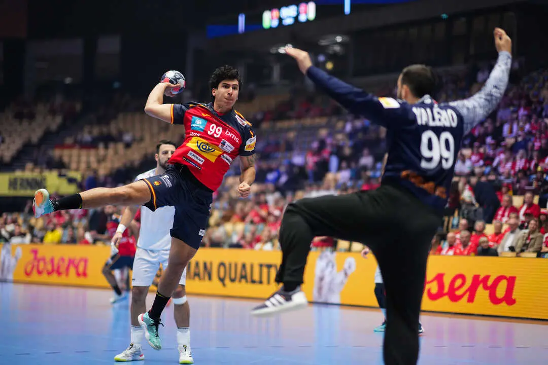 Una de las jugadas del &uacute;ltimo partido de los &lsquo;Hispanos&rsquo; en el Europeo. / EHFEURO