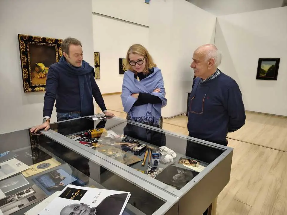 Jes&uacute;s Maz&oacute;n, Eva Guillermina Fern&aacute;ndez y Faustino Cuevas recorren la exposici&oacute;n. / A.E.