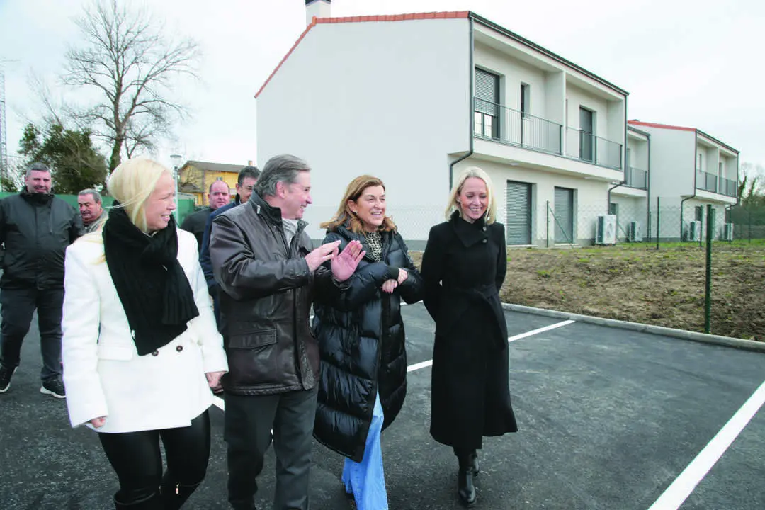 La presidenta de Cantabria, Mar&iacute;a Jos&eacute; S&aacute;enz de Buruaga, ha inaugurado en Santillana del Mar una nueva promoci&oacute;n de ocho viviendas. / A.E.