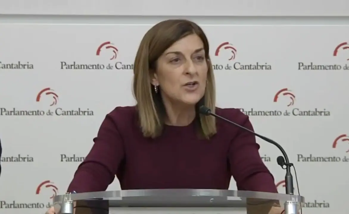 La presidenta del Parlamento de Cantabria durante su comparecencia sobre las pol&iacute;ticas auton&oacute;micas en materia de bienestar y financiaci&oacute;n.
