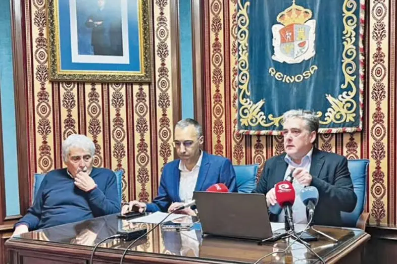 El alcalde de Reinosa, Jos&eacute; Luis L&oacute;pez Vielba (derecha), comparece junto a su equipo de Gobierno del PP tras anunciar la ruptura del pacto con el PRC, por la &ldquo;deslealtad&rdquo; y el bloqueo constante en la gesti&oacute;n municipal.
