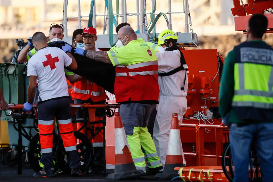 Varios migrantes son rescatados y trasladados por Salvamento Mar&iacute;timo al puerto de Arguinegu&iacute;n. / EP