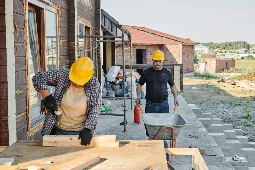 Dos alba&ntilde;iles en una obra de una casa. / A.E