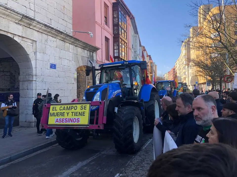 Tractor con pancarta frente al Parlamento de Cantabria: &laquo;El campo se muere y tiene asesinos&raquo;. Los ganaderos se&ntilde;alan directamente al Gobierno como culpable de su situaci&oacute;n.