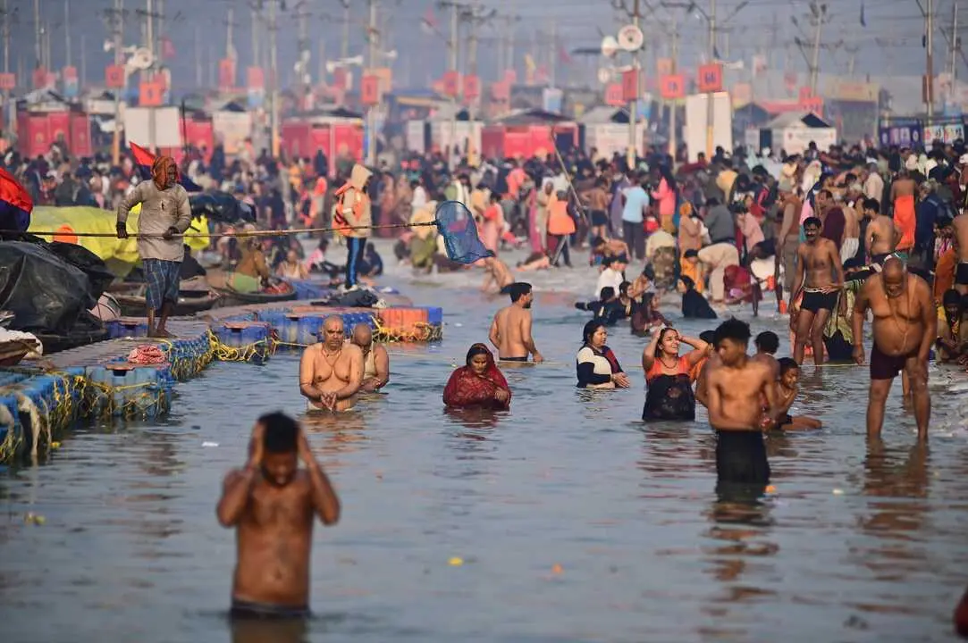 Un devoto se da un ba&ntilde;o sagrado en Sangam durante la Mela Magh en una fr&iacute;a ma&ntilde;ana de invierno. / Prabhat Kumar Verma / EP