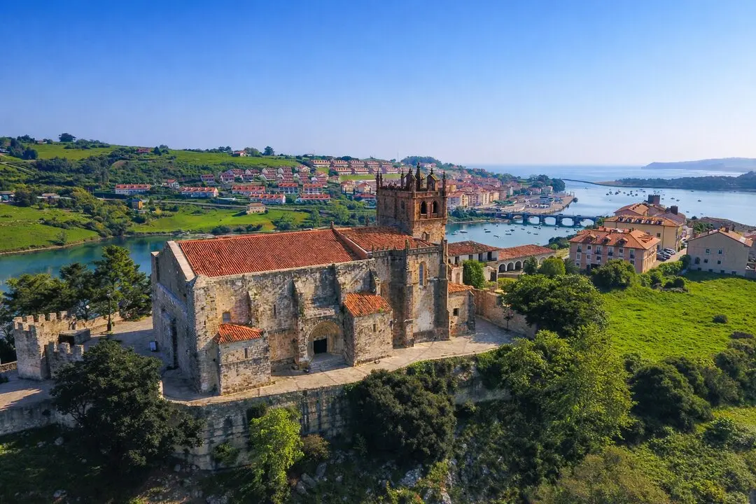 Castillos, playas salvajes y un pasado que se respira en cada rinc&oacute;n. Este pueblo no solo es bonito: es m&aacute;gico. / a.e