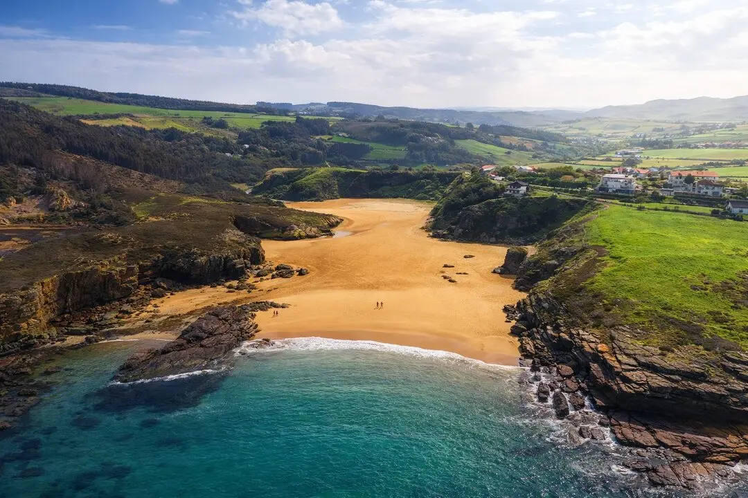 Agua limpia, acantilados verdes y cero postureo. Esta playa de Cantabria se ha convertido en el refugio veraniego. /S.P