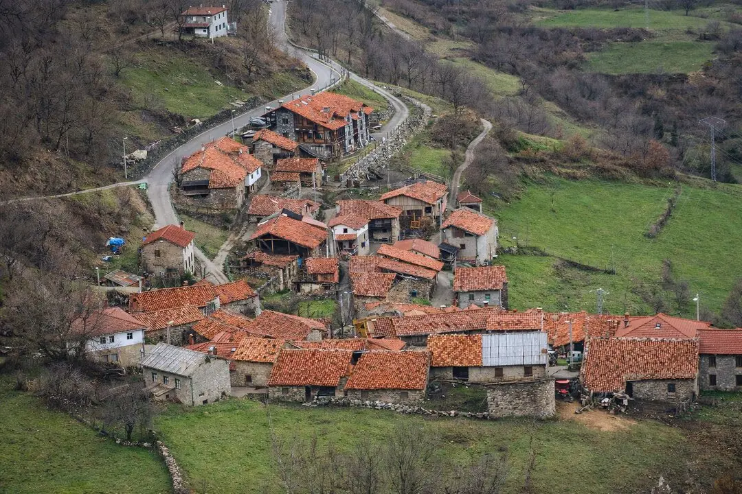 Dobres, escondido entre monta&ntilde;as, es un viaje al alma rural de la regi&oacute;n. / I.A.