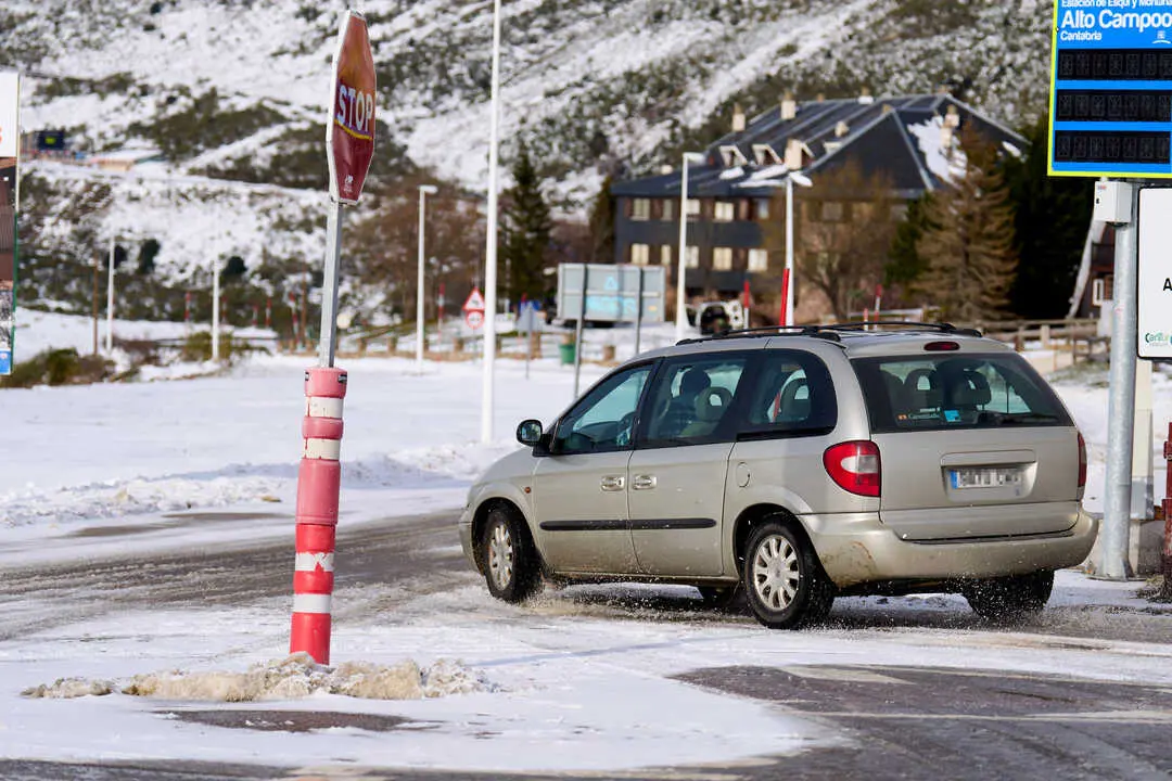 Un coche en la estaci&oacute;n de esqu&iacute; y monta&ntilde;a de Alto Campoo. / EP