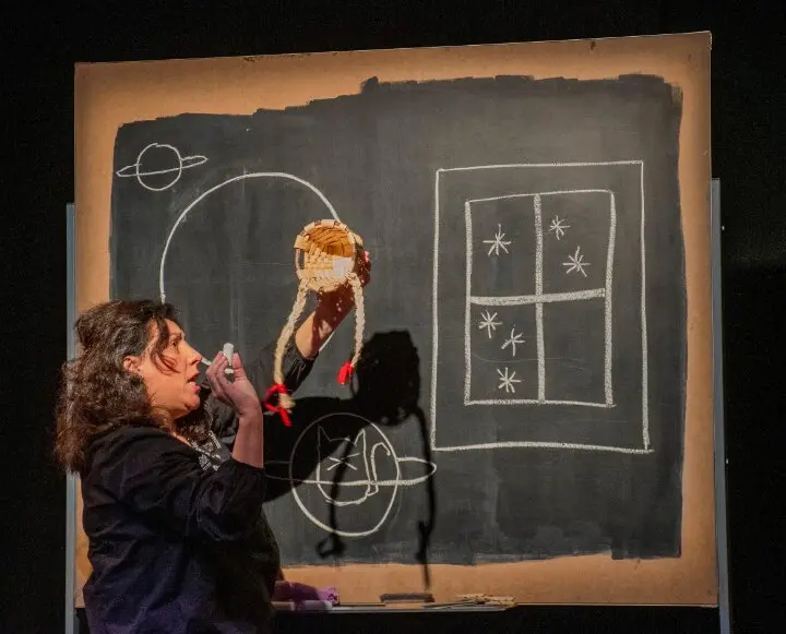 'La Ni&ntilde;a de las Trenzas al Rev&eacute;s', galardonada en FET&Eacute;N, inaugura una nueva edici&oacute;n de &ldquo;Merienda en el Teatro&rdquo;. / S.A